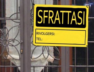 Sfrattato e senza lavoro, Giovanni è costretto a vivere nella sua auto