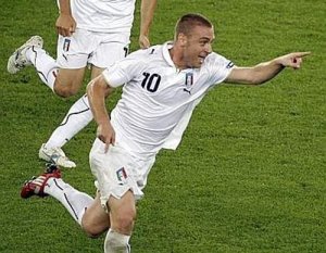 Diluvio a Città del Capo. De Rossi salva l'Italia dal naufragio