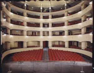 Napoli: il teatro della "canzone napoletana" messo all'asta
