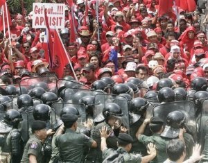 A Bangkok le strade si tingono di giallo-rosso