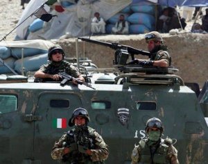 Militare italiano muore in Afghanistan. Scoppia la polemica politica