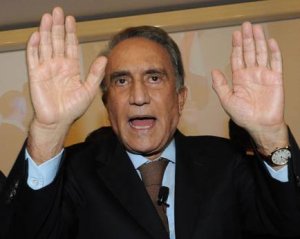 Emilio Fede e la valigetta con 2,5 milioni di euro. "E' tutto falso"