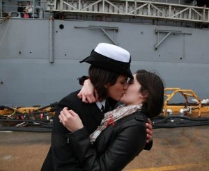 Primo bacio "ufficiale" tra coppia gay nella Marina