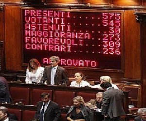 Abbracci e baci: Lodo Alfano