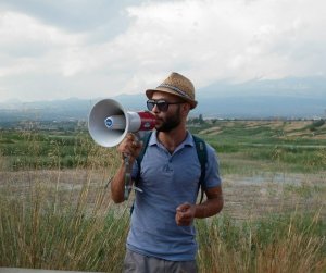 "Le conviene lasciare la sua terra." Ma Emanuele Feltri non ci sta