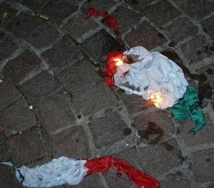Quel tricolore bruciato a Terzigno, lo stesso che Bossi chiedeva di mettere al cesso