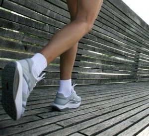 Rincari: italiani, tutti a piedi! E se ci tassassero anche le sneakers?