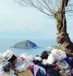 DL 196: la svolta dopo 16 anni. Ora l'emergenza rifiuti in Campania si chiama elevata criticità