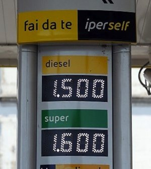 Le grandi inchieste di Libero: finiti gli sconti della domenica la benzina aumenta. Ma va?