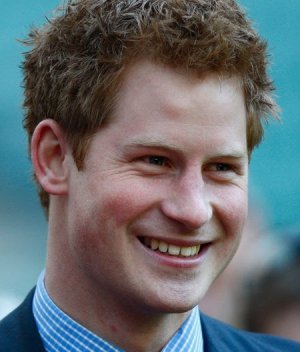 Il principe Harry fotografato nudo, la famiglia reale inglese ricorre alla diffida