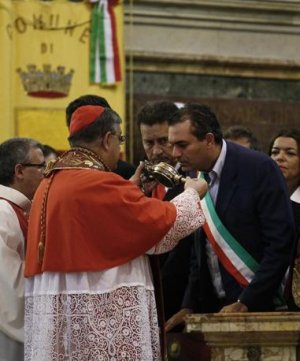 San Gennaro, De Magistris e il miracolo dell'ipnosi