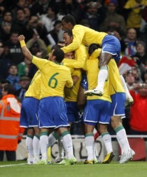 Mondiali di calcio: cuore e lacrime. La Corea sfiora l'impresa. Elano e Maicon trascinano il Brasile