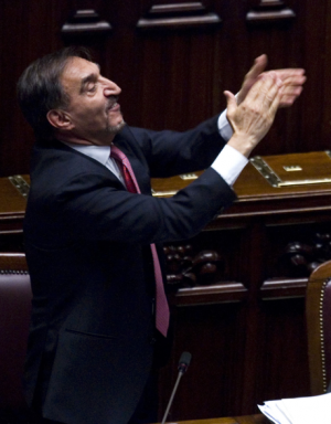 Lancio delle uova, addio. Ora tocca ai tesserini e ai vaffa