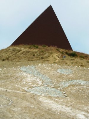Sicilia arte: la Piramide del 38° parallelo di Mauro Staccioli