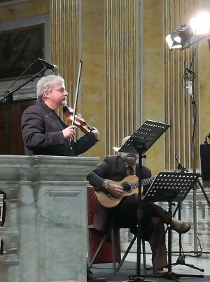 Fabio Biondi dirige l'orchestra del Teatro La Fenice per interpretare composizioni di Vivaldi e Haydn