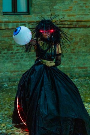 “Circe. Amore e guerra” di Marilena Vita incanta il pubblico della Biennale Light Art di Mantova