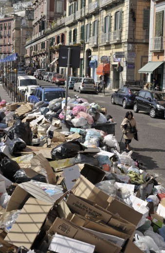 Napoli ancora invasa dai rifiuti