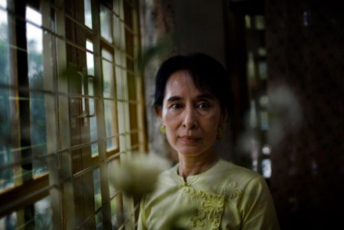 Aung San Suu Kyi {JPEG}