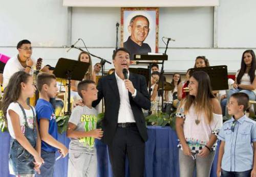 Renzi a Palermo nella scuola intitolata a Don Pino Puglisi (credits: lasicilia.it)
