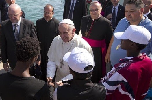 Il papa parla con i migranti (fonte: Ansa/Alessandra Tarantino/Pool)