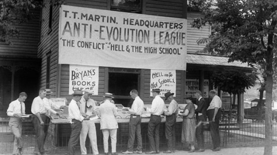 Libri antievoluzionisti del cristiano evangelico T.T. Martin in vendita a Dayton, Tennessee (1925, scena tratta dal processo Scopes). AP