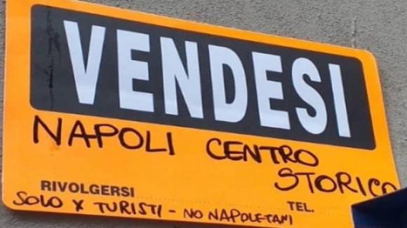 Il cartello apparso nel centro storico Il cartello apparso nel centro storico