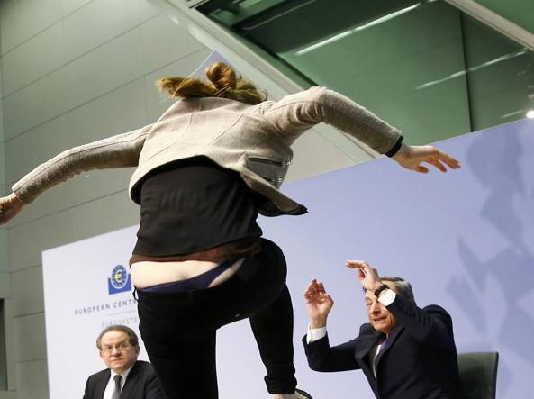 ragazza contro Mario Draghi