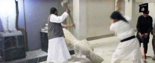 Isis, jihadisti distruggono reperti e statue antiche in un museo di Ninive – Video