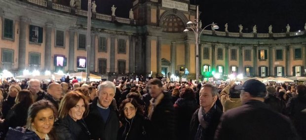 L'ex governatore Bassolino in piazza