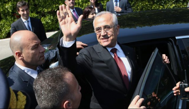 Michel Suleiman lascia il palazzo presidenziale di Baabda lo scorso 24 maggio (AP)