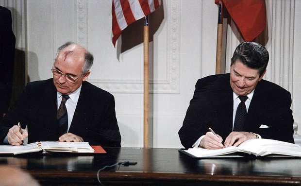 Michail Gorbačëv e Ronald Reagan Michail Gorbačëv e Ronald Reagan