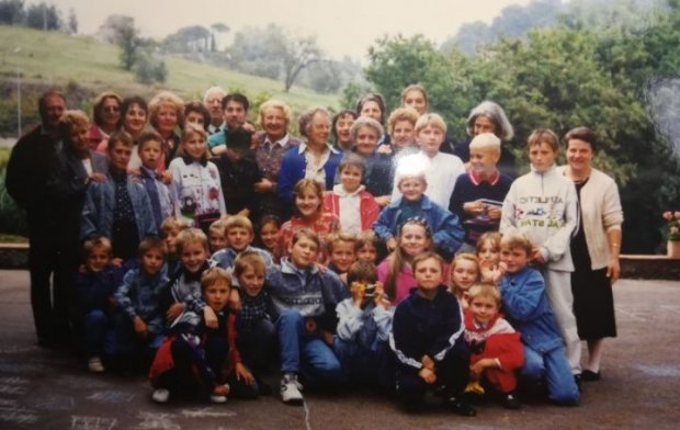 Luglio 1996: I bambini di Slavgorod ospiti per il pranzo alla Cooperativa di Fontenuova, Firenze (Foto di Chiara Zanoccoli) Luglio 1996: I bambini di Slavgorod ospiti per il pranzo alla Cooperativa di Fontenuova, Firenze (Foto di Chiara Zanoccoli)