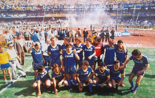 Il Verona della stagione 1984-85 celebra lo storico scudetto in uno stadio Bentegodi in festa Il Verona della stagione 1984-85 celebra lo storico scudetto in uno stadio Bentegodi in festa