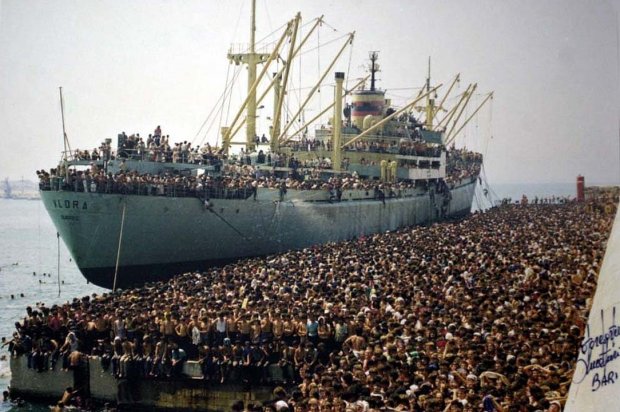 La Vlora attraccata al molo di levante del porto di Bari, piena di migranti albanesi.