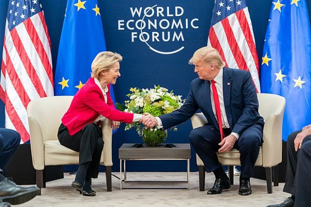 Von der Leyen con il presidente degli Stati Uniti, Donald Trump, a Davos nel gennaio 2020 Von der Leyen con il presidente degli Stati Uniti, Donald Trump, a Davos nel gennaio 2020