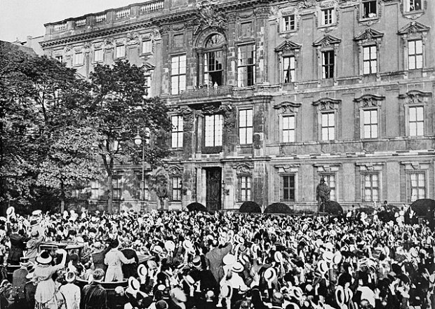 La folla applaude la dichiarazione di guerra alla Russia annunciata dal Kaiser, Berlino, 1º agosto 1914