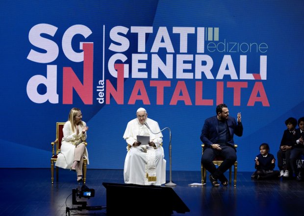 Giorgia Meloni con il papa agli Stati Generali della Natalità