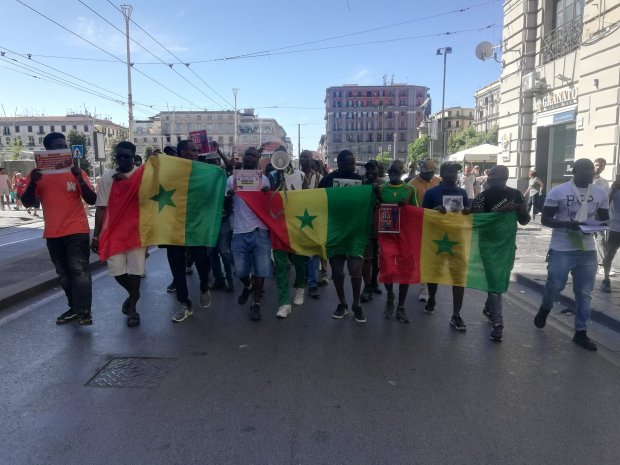 Manifestazione senegalesi Napoli Manifestazione senegalesi Napoli