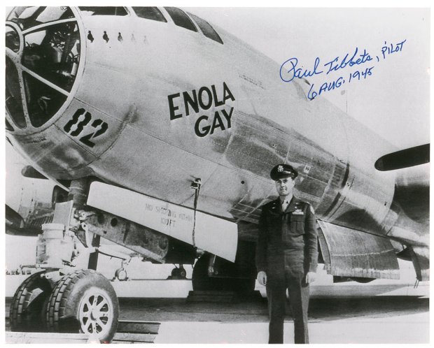 L'aereo 'Enola Gay' e il suo pilota, Paul Tibbets