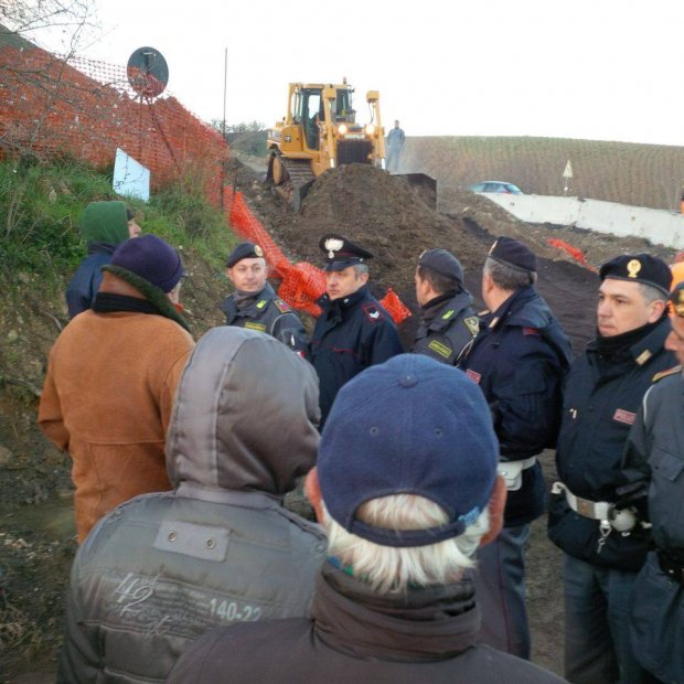 Intervento delle forze dell'ordine. Ruspe in azione