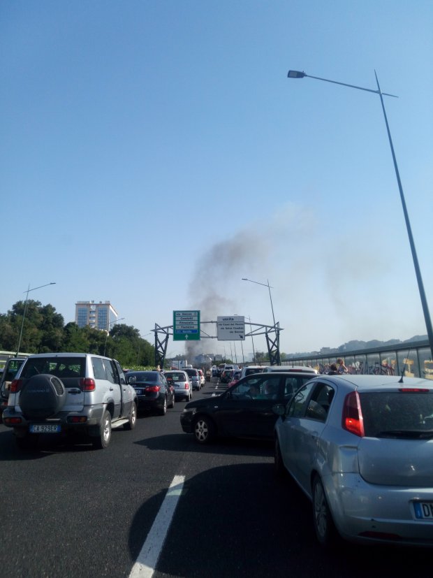 Roma, GRA autogru prende fuoco all'altezza di Casal del Marmo